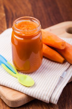 bir tablo üzerinde bebek maması