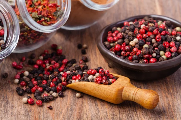 Blandning paprika på ett trägolv — Stockfoto