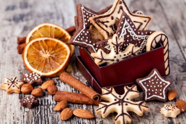 Tahta masada ev yapımı Noel kurabiyeleri.