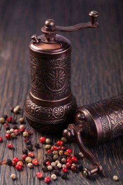 ahşap bir masa üzerine karabiber değirmenleri