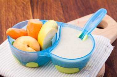 Bebek maması bir atble üzerinde