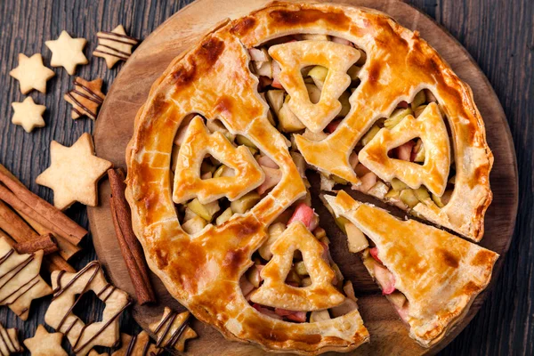 Pastel de manzana de Navidad en una mesa — Foto de Stock