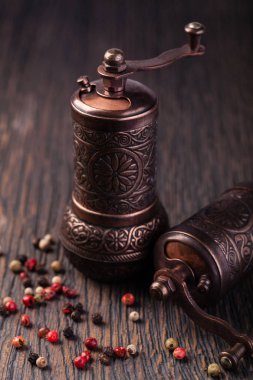 ahşap bir masa üzerine karabiber değirmenleri