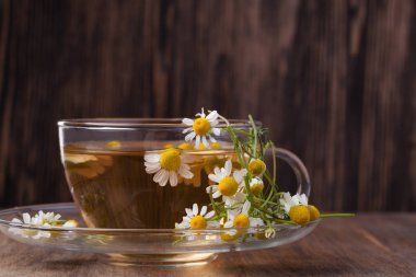 Tıbbi papatya çayı fincan