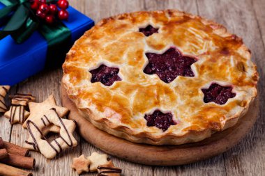 Tahta masada ev yapımı vişneli turta.