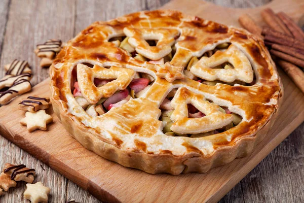 Pastel de manzana de Navidad en una mesa — Foto de Stock