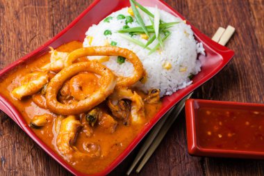 Kızarmış kalamar ızgara ve pirinç