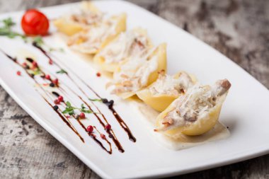 Pişmiş Conchiglioni makarna et, peynir ve krema sos ile