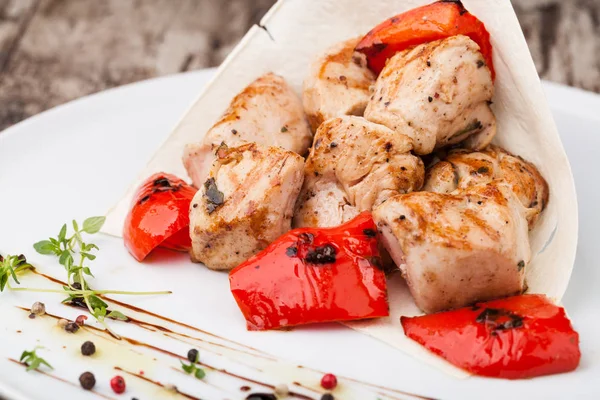 Brochetas de pollo en un plato. foto de cerca —  Fotos de Stock