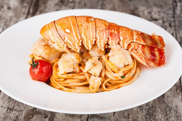 Hummer spaghetti, italienska rätter — Stockfoto