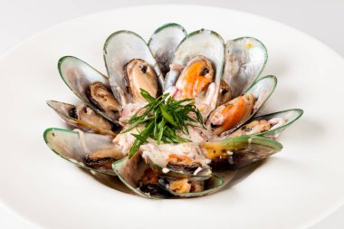 fırında soslu midye