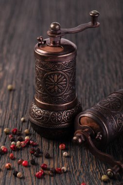 ahşap bir masa üzerine karabiber değirmenleri