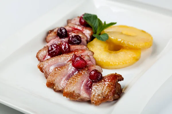 Смажене м'ясо качки з вишневим соусом — стокове фото