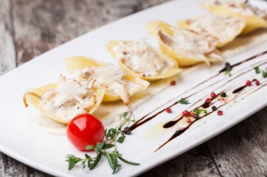 Pişmiş Conchiglioni makarna et, peynir ve krema sos ile