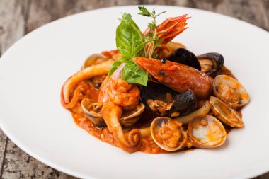 Deniz ürünleri ile pirinç