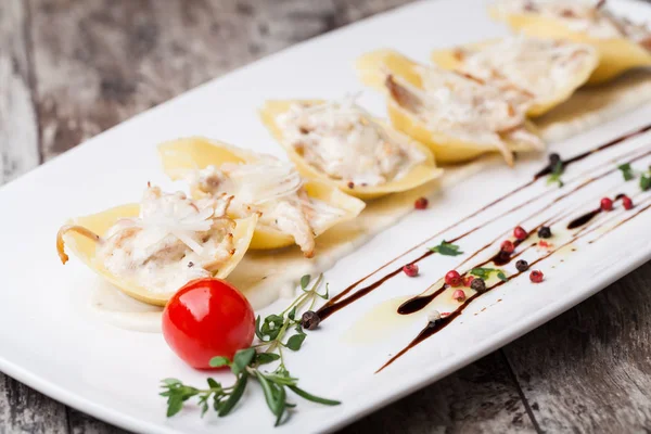 Pastas al horno Conchiglioni con carne, queso y salsa de crema —  Fotos de Stock