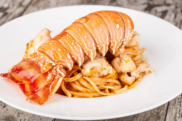 Hummer spaghetti, italienska rätter — Stockfoto