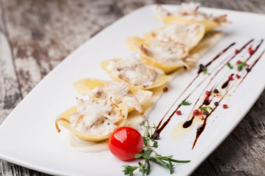 Pişmiş Conchiglioni makarna et, peynir ve krema sos ile