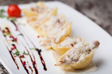 Pişmiş Conchiglioni makarna et, peynir ve krema sos ile