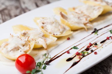 Pişmiş Conchiglioni makarna et, peynir ve krema sos ile