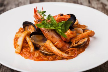 Deniz ürünleri ile pirinç