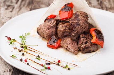sığır eti kebaplar bir plaka üzerinde