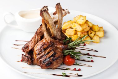 Kuzu pirzola yemek patates ile