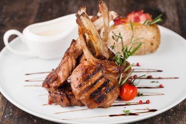 Kuzu pirzola yemek patates ile