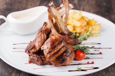 Kuzu pirzola yemek patates ile