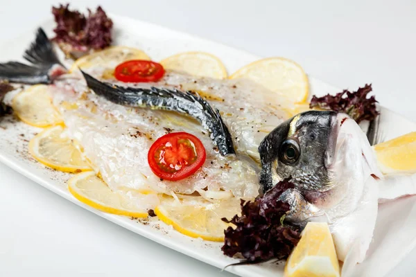 Weißer Fisch und Zitrone — Stockfoto