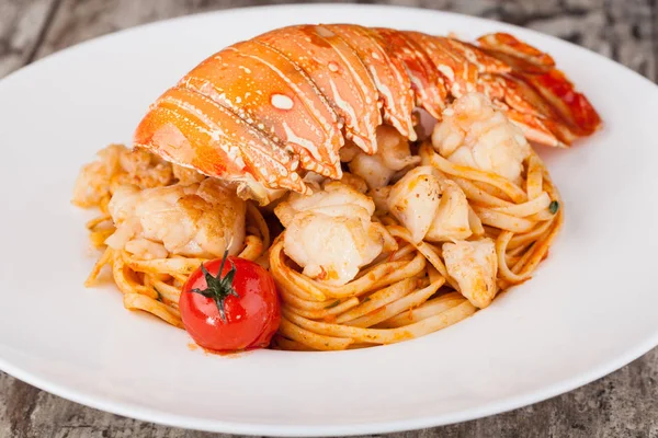 Hummer spaghetti, italienska rätter — Stockfoto