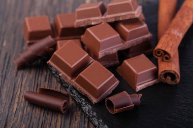 Ahşap masa üzerinde doğal koyu çikolata parçaları