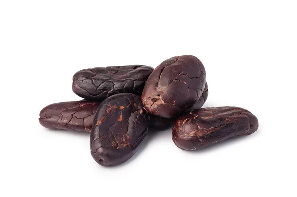 Fagioli di cacao isolati su sfondo bianco. — Foto Stock