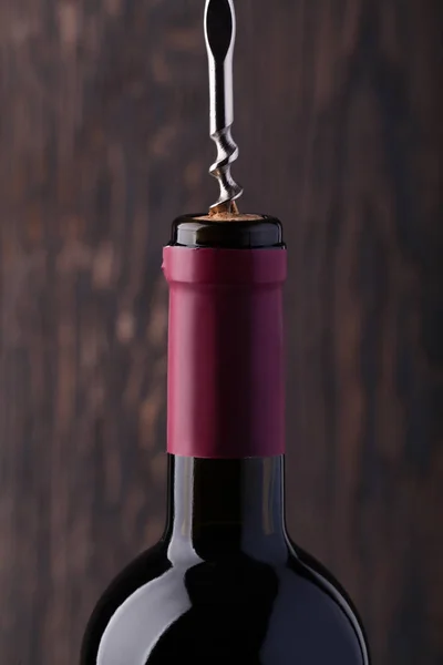 Бутылка красного вина и штопор — стоковое фото