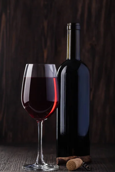 Μπουκάλι κόκκινο κρασί και του τιρμπουσόν — Φωτογραφία Αρχείου