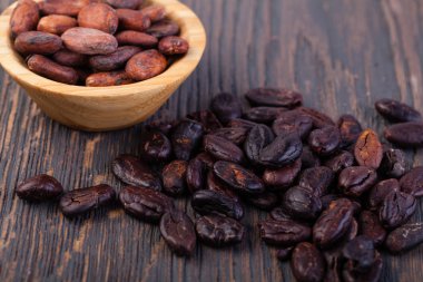 Tahta bir masada kakao çekirdeği.