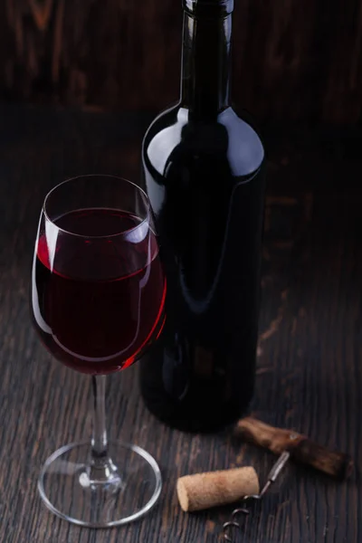 Garrafa de vinho tinto e saca-rolhas — Fotografia de Stock