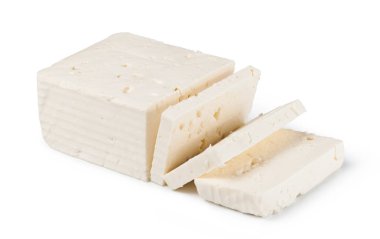 feta peyniri beyaza izole edilmiş.