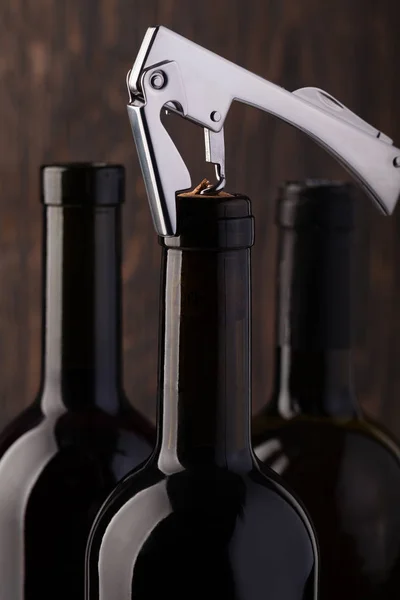 Bir şişe kırmızı şarap ve tirbuşon — Stok fotoğraf