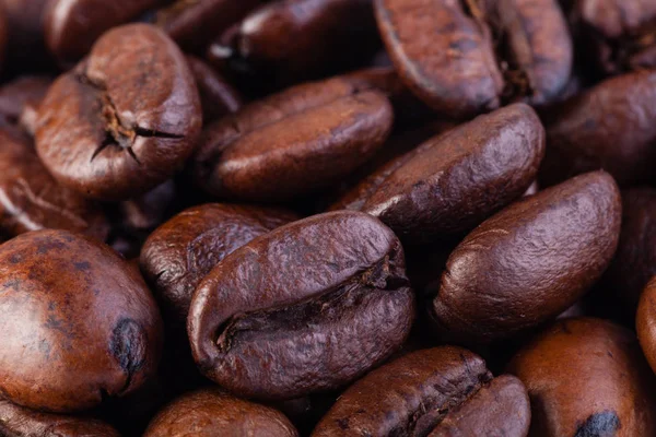 Grãos de café torrados isolados em fundo branco — Fotografia de Stock