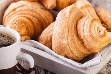 ahşap rustik zemin üzerine taze kruvasanlar