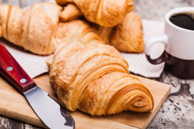 ahşap rustik zemin üzerine taze kruvasanlar