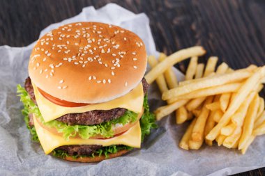 Hamburger ve patates kızartması.