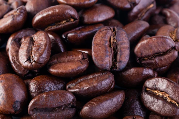Pörkölt kávébab izolált fehér alapon — Stock Fotó