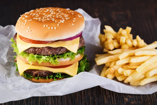 Hamburger ve patates kızartması.