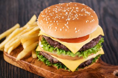 Hamburger ve patates kızartması.