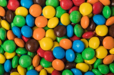 Beyaz arka planda renkli çikolata düğmeleri