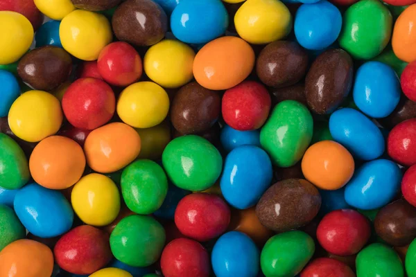 Botões de chocolate coloridos em um fundo branco — Fotografia de Stock