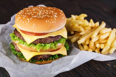 Hamburger ve patates kızartması.