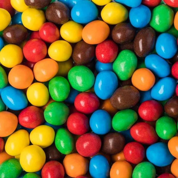 Kleurrijke chocolade knoppen op een witte achtergrond — Stockfoto